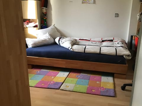 Doppelzimmer mit Terrasse zum Garten, ruhig, Weinbergsblick, zusätzliches Kinderzimmer anbei möglich Vacation rental in Koblenz