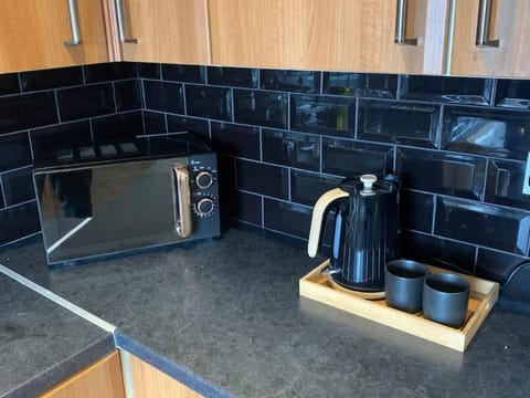 Kitchen or kitchenette, minibar