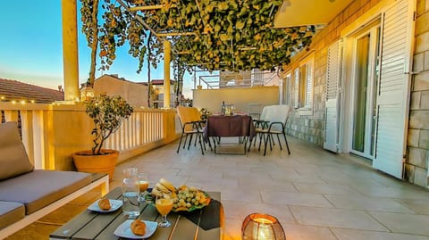 Patio, Day, View (from property/room), Balcony/Terrace, Living room, Food and drinks, Seating area, Dining area, Food