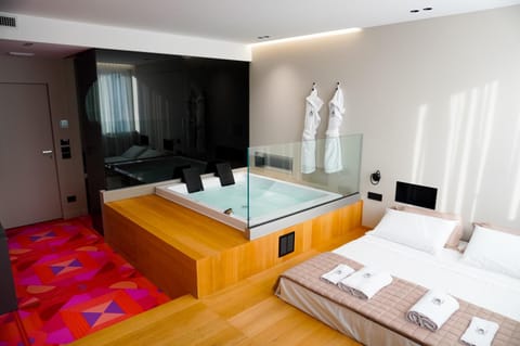 Bed, Hot Tub, Spa and wellness centre/facilities, Photo of the whole room, Bedroom