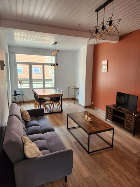 Communal lounge/ TV room, TV and multimedia, Living room, Seating area, Dining area