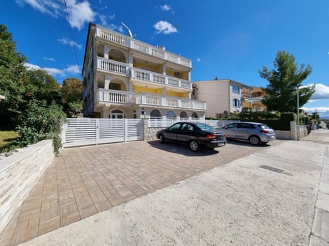 Property building, Neighbourhood, Parking