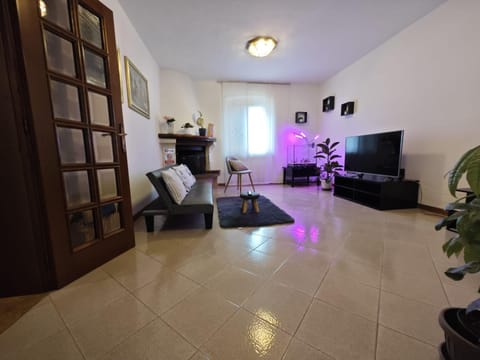 Charlie's Home Arezzo-Appartamento-B&B Arezzo con Parcheggio privato- Arezzo Città del Natale 2023 - Centro Arezzo Fiere e Congressi- Mercatini Natale Arezzo Casa di Babbo Natale e Villaggio Tirolese 2023 Apartment in Arezzo