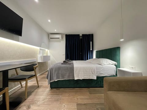 Bed, Living room, Photo of the whole room, Seating area, Bedroom, air conditioner