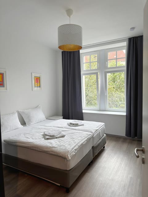 Bed, Bedroom, towels