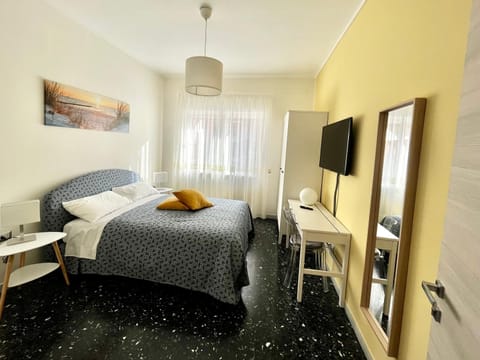 Bed, TV and multimedia, Photo of the whole room, Seating area, Bedroom