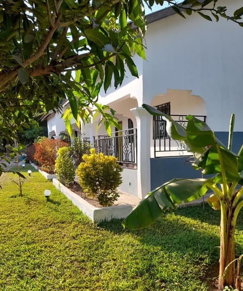 Property building, Day, Natural landscape, Garden, Garden view