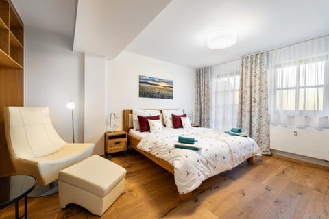 Bed, Photo of the whole room, Seating area, Bedroom, towels