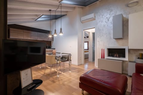 TV and multimedia, Living room, Seating area, Dining area, air conditioner