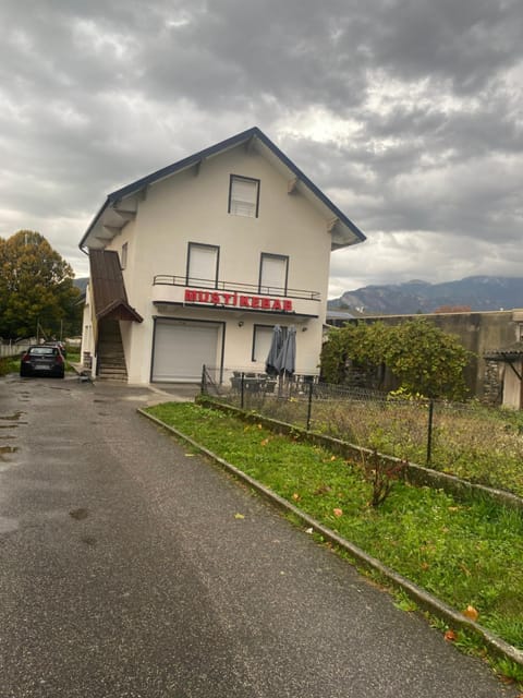 Facade/entrance, Day, Street view