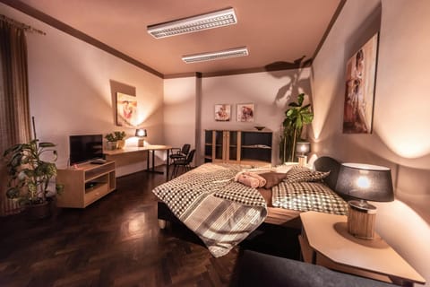 Bed, TV and multimedia, Photo of the whole room, Seating area, Bedroom