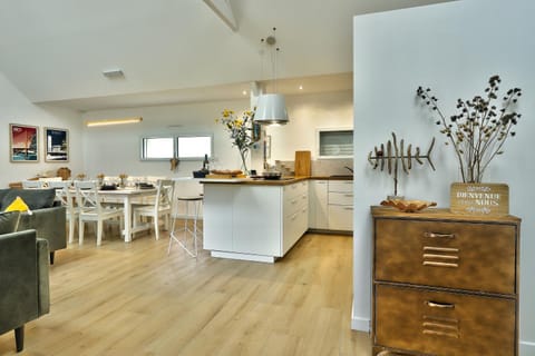 Property building, Communal lounge/ TV room, Living room, Lounge or bar, Seating area