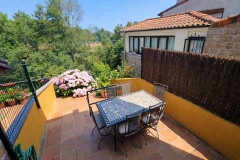 Property building, Balcony/Terrace, Dining area