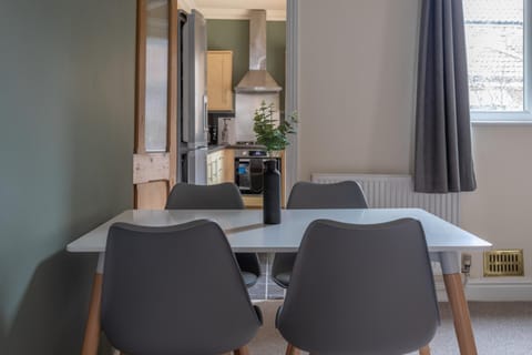 Milton Stays - Cosy 2 Bed House, 2 Floors, 15 min Walk to City Center, for up to 6 - Period Features, Cottage Style, Fireplace, Superfast Wi-Fi, Private Garden, Free On Street Parking House in York