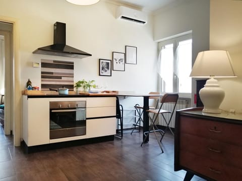 Kitchen or kitchenette, Seating area, Dining area, stove