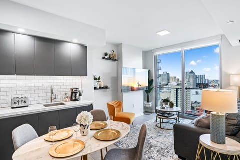 Kitchen or kitchenette, Living room, Seating area, Dining area, minibar, pet friendly