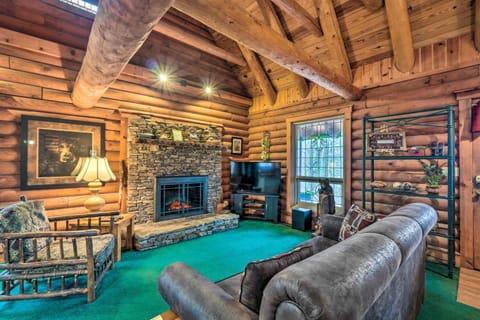 Gatlinburg Log Cabin with Hot Tub and Mountain Views! Cabin in Pittman Center