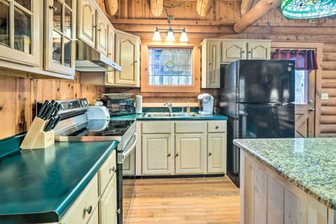 Gatlinburg Log Cabin with Hot Tub and Mountain Views! Cabin in Pittman Center