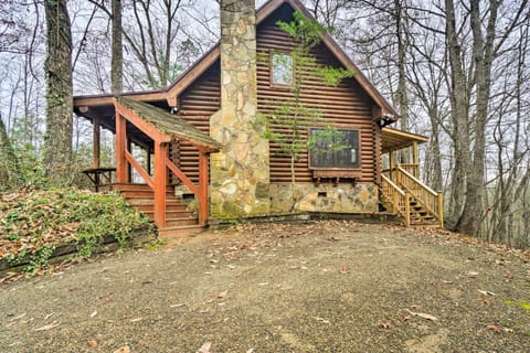 Gatlinburg Log Cabin with Hot Tub and Mountain Views! Cabin in Pittman Center