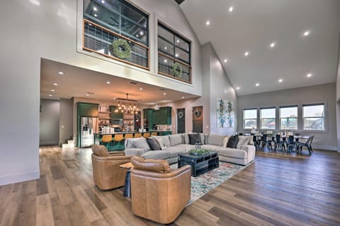 Lavish Riverfront Escape with Gas Grill! House in Glenwood