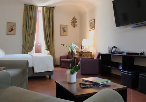 TV and multimedia, Photo of the whole room, Decorative detail, hair dresser