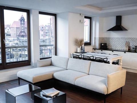 View (from property/room), Living room, Seating area, Dining area, City view, Landmark view, River view, Street view