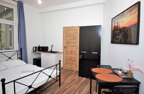 Bed, Kitchen or kitchenette, Bedroom, microwave