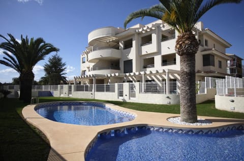 Property building, Day, Pool view, Swimming pool