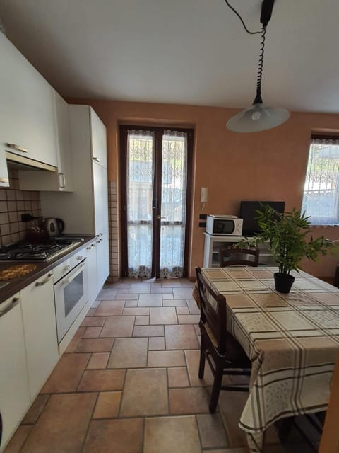 Kitchen or kitchenette, Dining area, minibar, pet friendly, stove