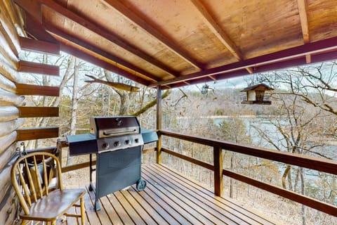 Charlie's Ol' Fishing Cabin Cabin in Beaver Lake