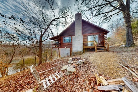 Charlie's Ol' Fishing Cabin Cabin in Beaver Lake