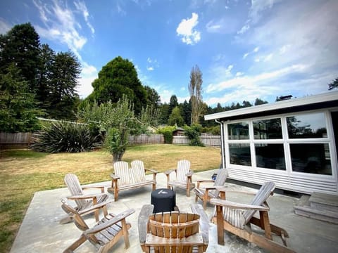Property building, Patio, Day, Garden, Seating area, Garden view, flat iron