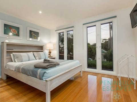 Bed, TV and multimedia, Bedroom, towels