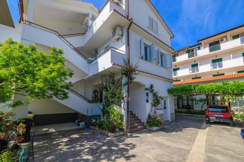 Patio, Facade/entrance