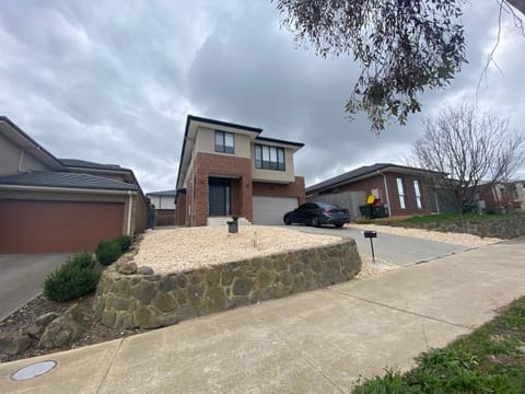 Property building, Day, Neighbourhood, Street view, Parking