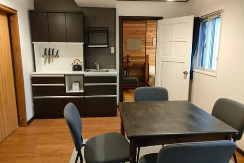 Kitchen or kitchenette, Dining area