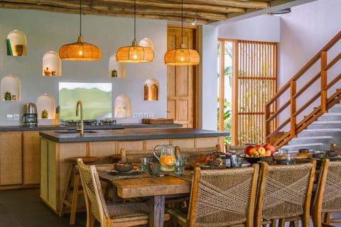 Villa Kauh - Luxury Tropical 5BR Villa Close to Pererenan Beach Villa in North Kuta