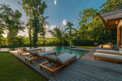 Villa Kauh - Luxury Tropical 5BR Villa Close to Pererenan Beach Villa in North Kuta