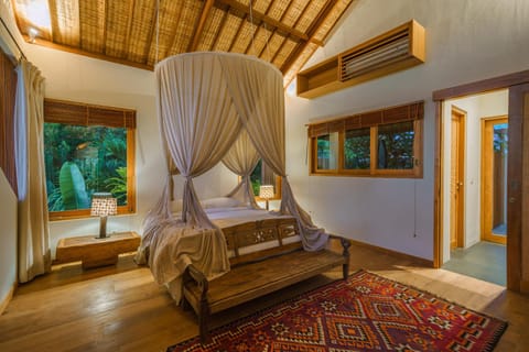 Villa Kauh - Luxury Tropical 5BR Villa Close to Pererenan Beach Villa in North Kuta