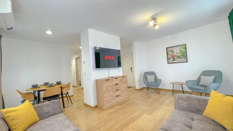 TV and multimedia, Seating area, Dining area