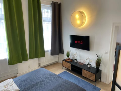 Bed, TV and multimedia, Evening entertainment, Bedroom