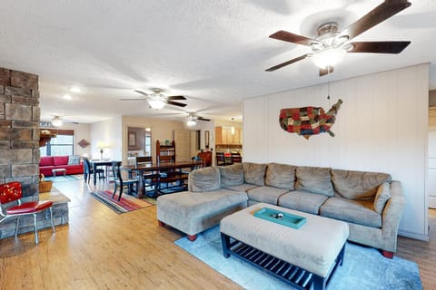 Lone Star Lake House House in Beaver Lake