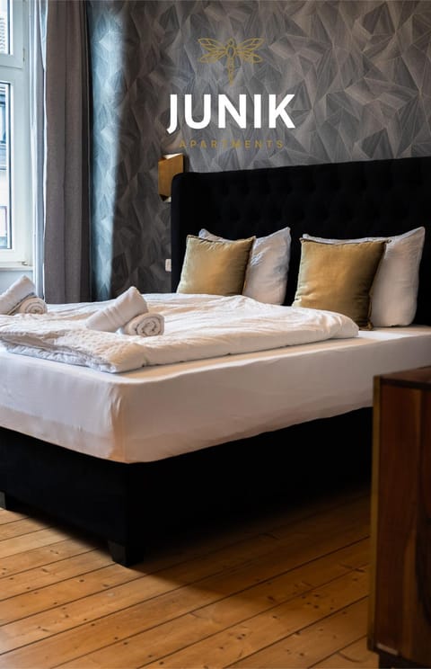 Bed, Photo of the whole room, Logo/Certificate/Sign, Logo/Certificate/Sign, Bedroom, towels, towels