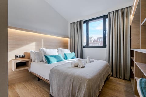 Bed, Dining area, Bedroom, Quiet street view