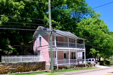 The Pink House on Main - Lower Apartment in Eureka Springs