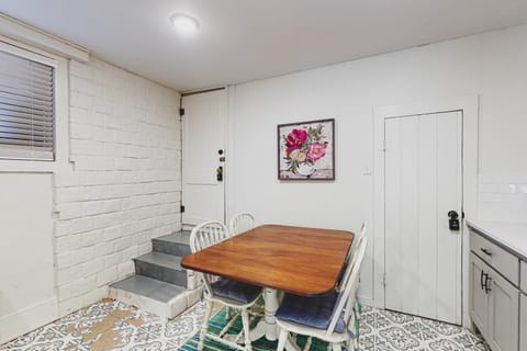 The Pink House on Main - Lower Apartment in Eureka Springs