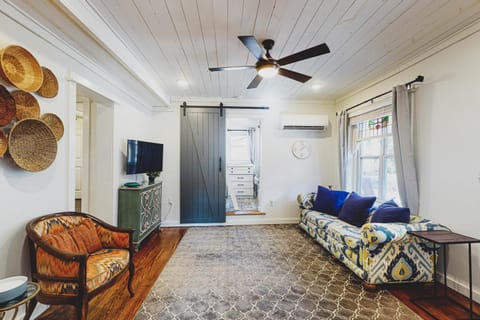 The Pink House on Main - Lower Apartment in Eureka Springs