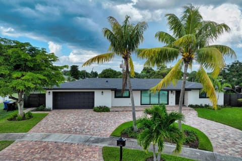 Sandals Beach Cottage House in Lauderdale Lakes