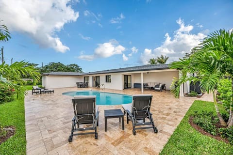 Sandals Beach Cottage House in Lauderdale Lakes