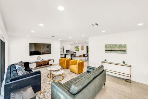 Sandals Beach Cottage House in Lauderdale Lakes